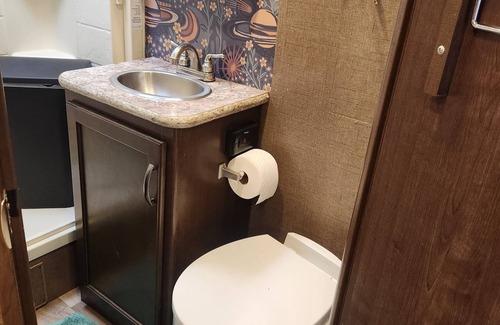 Red Oak House | Charming Drivable Motorhome in Red Oak fully stocked and ready to hit the road!