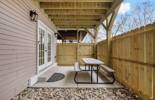 South Louisville House | Charming Dual-Unit Retreat Near Churchill Downs – Separate Kitchens & Patios!