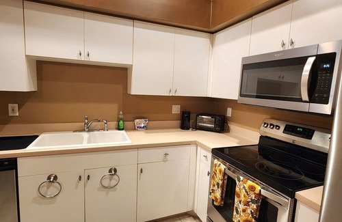Caloosahatchee House | Charming duplex in quiet SW Florida, near The Beach, shops, dining, and more!