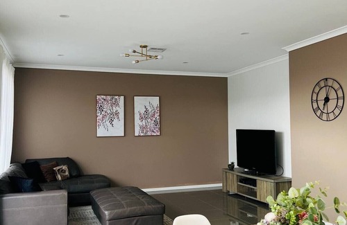 Truganina House | Charming Duplex: Style & Comfort