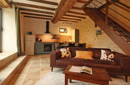 Colombiers Cottage | Charming duplex with terrace, pets allowed, WiFi included