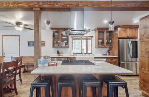 Shaver Lake House | Charming East Village cabin with fireplace & wraparound deck - near skiing