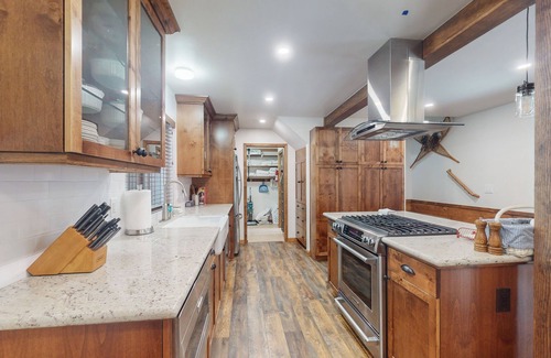 Shaver Lake House | Charming East Village cabin with fireplace & wraparound deck - near skiing