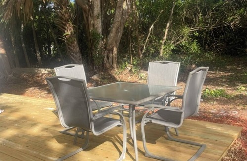 Stuart House | Charming EnSuite in a SFH 1n Stuart with WiFi, AC