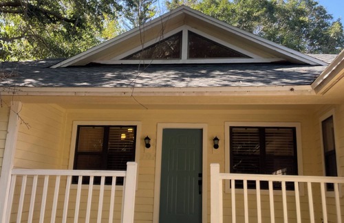 Stuart House | Charming EnSuite in a SFH 1n Stuart with WiFi, AC