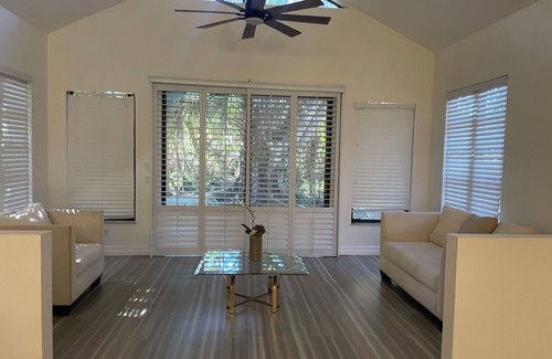 Stuart House | Charming EnSuite in a SFH 1n Stuart with WiFi, AC