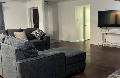 Mount Pleasant House | "Charming Escape: King & Queen Beds in a Quiet Neighborhood!