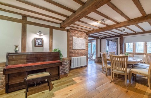 Bray on Thames Apartment | Charming Family Barn in Dorney