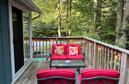 Thornhurst House | Charming Family Friendly 3-bedroom house in Pleasant Arrowhead Pocono Lake
