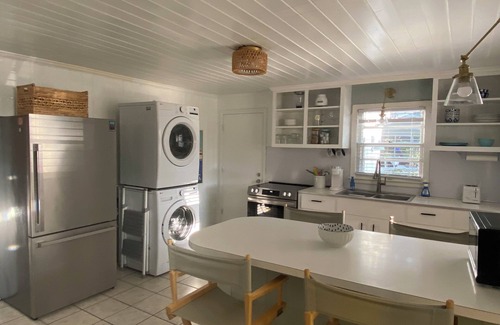 Oak Island Cottage | Charming family-friendly cottage near the beach, large lot with beautiful oaks