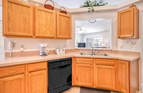 Wellington House | Charming Family Home, Private Pool, Disney 14miles