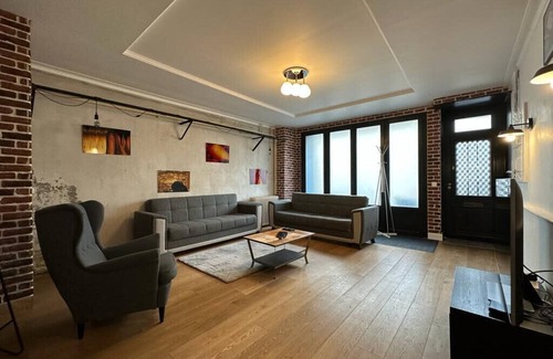 Lormont House | Charming family house with large terrace