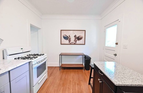 Near South House | Charming Family-sized Bungalow in Heart of Lincoln