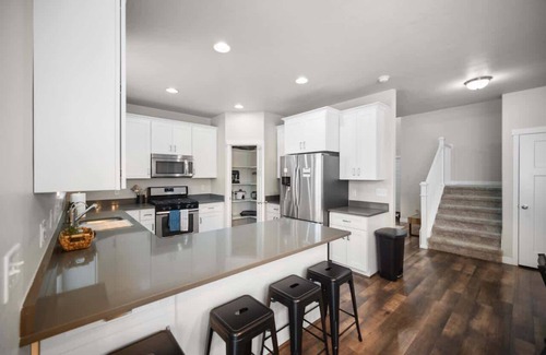 South Jordan House | Charming Family Stay w Arcade Theatre, Ski Haven! Walking trails and river walk