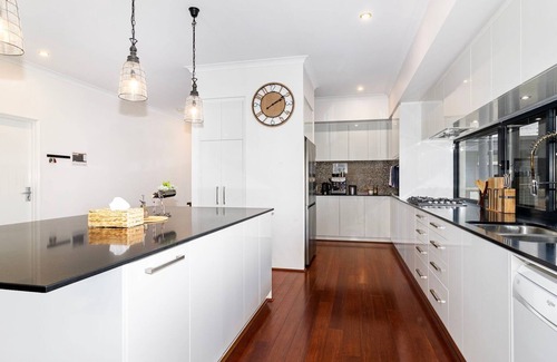 Bovell House | Charming Farm View House: Serene Countryside Retreat with Modern Comfort