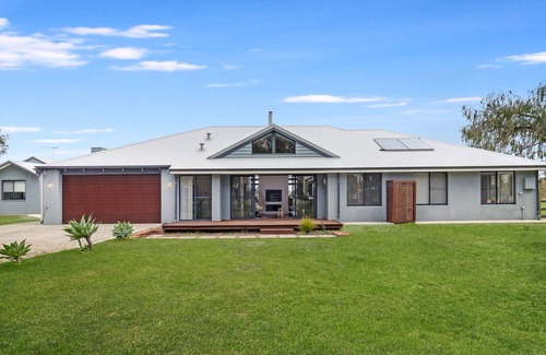 Bovell House | Charming Farm View House: Serene Countryside Retreat with Modern Comfort