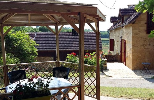 Sainte-Mondane Cottage | Charming Farmhouse with WiFi, Fireplace, and Large Garden near Dordogne River