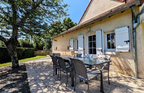 Sarzay Cottage | Charming Farmhouse in Berry: Garden, Bikes, Hiking & Historical Sights