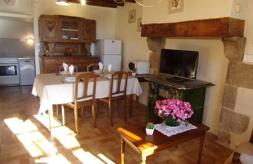 Vieure Cottage | Charming farmhouse in Vieure, pets allowed, sheets included