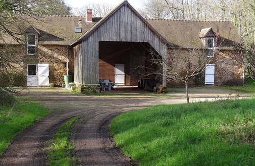 La Bazoge Cottage | Charming Farmhouse Near Le Mans: Modern Amenities, 5 Bedrooms, BBQ, and Private Terrace