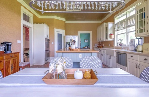 Crockett House | Charming Farmhouse on 11 acres
