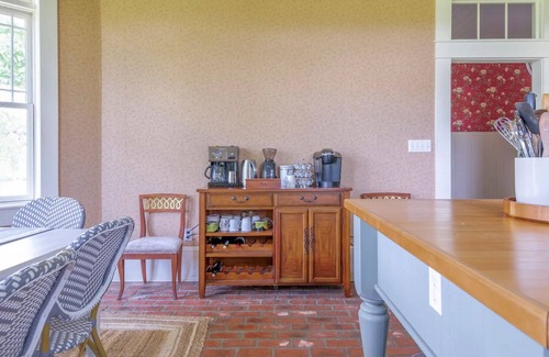 Crockett House | Charming Farmhouse on 11 acres