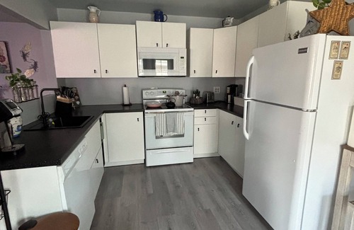 Aurora House | Charming Feathers Theme Home, King Bed, 2-bedroom house in Aurora with WiFi
