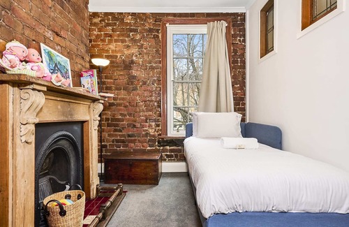 Fitzroy House | Charming Fitzroy Retreat: Art, Dining, Serenity
