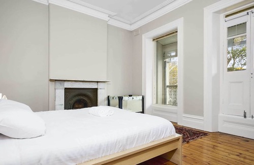 Fitzroy House | Charming Fitzroy Retreat: Art, Dining, Serenity