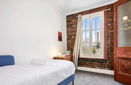 Fitzroy House | Charming Fitzroy Retreat: Art, Dining, Serenity