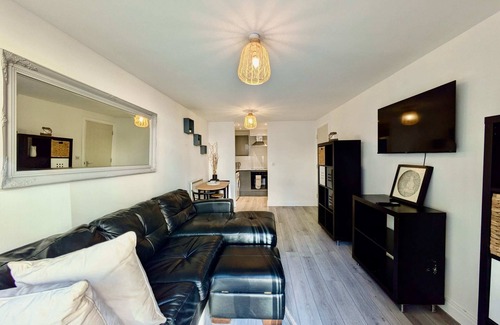 Feltham West Apartment | Charming Flat in Feltham, London