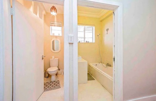 Greenside Apartment | Charming flat in the heart of a trendy, leafy and safe neighbourhood of Jozi