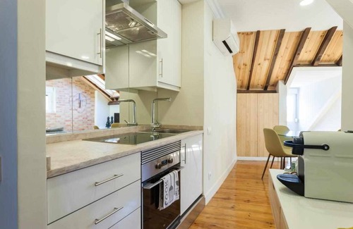 Merces Apartment | Charming Flat with A/C & Terrace in Príncipe Real
