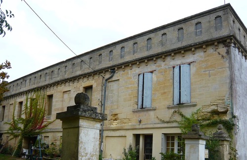 Bourg-sur-Gironde Apartment | Charming flat with terrace on an organic chateau property just outside Bordeaux