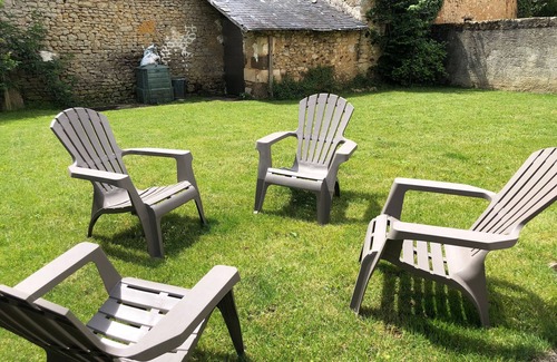 Mezieres sous Lavardin Cottage | Charming Village House near Le Mans: Private Parking, Garden, 3 Bedrooms, Pet Friendly