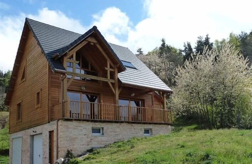 Saint-Alban-sur-Limagnole House | Charming wooden house in a green setting