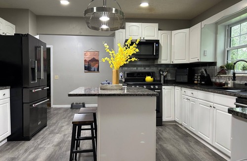 Franklin House | Charming Franklin Home – Noon Check-In & Check-Out, 2 Living Rooms, One Level