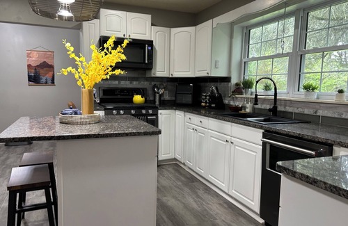 Franklin House | Charming Franklin Home – Noon Check-In & Check-Out, 2 Living Rooms, One Level