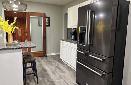 Franklin House | Charming Franklin Home – Noon Check-In & Check-Out, 2 Living Rooms, One Level