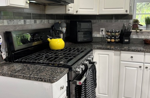 Franklin House | Charming Franklin Home – Noon Check-In & Check-Out, 2 Living Rooms, One Level