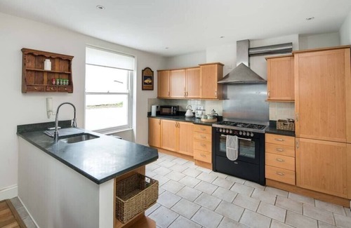Munster House | Charming Fulham Home Spacious with Modern Touches