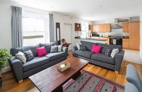 Munster House | Charming Fulham Home Spacious with Modern Touches