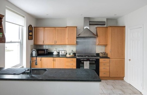 Munster House | Charming Fulham Home Spacious with Modern Touches