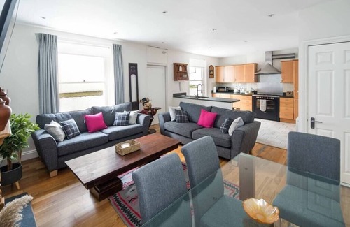 Munster House | Charming Fulham Home Spacious with Modern Touches