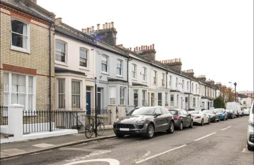 Munster House | Charming Fulham Home! Spacious with Modern Touches