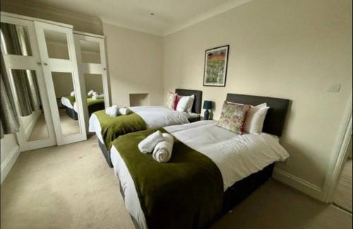 Munster House | Charming Fulham Home! Spacious with Modern Touches