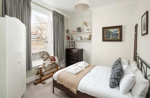 Munster House | Charming Fulham Home! Spacious with Modern Touches