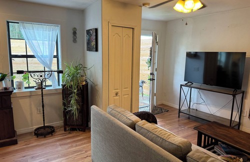 Palatka Cottage | Charming furnished artist country cottage with WiFi and AC in Palatka.