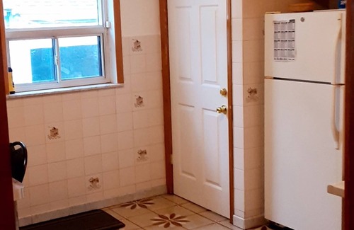 East Danforth House | Charming, Furnished Downtown Flat - Steps from Subway Line