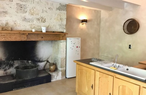 Lusignan-Petit Cottage | Charming gîte in a green setting